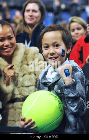 London, Großbritannien. 17. November 2017. Ein begeisterter Tennisspieler an der Nitto ATP-Finale in der O2 Arena, London, UK. Der Verband der Tennisprofis Endrunden (ATP) sind das Saisonfinale und verfügen über die Top 16 singles Spieler sowie eine doppelte Konkurrenz. Die Veranstaltung ist die zweithöchste Stufe des Herrentennis Turnier nach den vier Grand Slam Turniere. Die Veranstaltung zieht mehr als eine viertel Million Zuschauer, sowie die Generierung eines weltweiten TV-zuschauerzahlen von mehr als 100 Millionen. Quelle: Michael Preston/Alamy leben Nachrichten Stockfoto