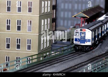 New York City, New York, USA. 17. Nov, 2017. jährliche Modell Zug der New York City Transit Museum Ausstellung verfügt über einen 34 m langen, multi-level Ausstellung mit unterirdischen Plattformen unter einem Modell von der Grand Central Station und gegen berühmte Wahrzeichen Gebäude und Landschaft Szenen. © 2017 g. Ronald Lopez/digipixsagain. us/alamy Leben Nachrichten. Credit: 2017 g. Ronald Lopez/zuma Draht/alamy leben Nachrichten Stockfoto