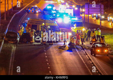 A38 zwischen Burton on Trent und Derby, UK. 17. November 2017. Ein schwerer Unfall auf der A 38, wo es mit der A 50, zwischen Burton on Trent und Derby; mehrere Autos beteiligt, Feuer Besatzungen hatten offene Wagen so zu schneiden, dass Sanitäter könnte die mehrere Opfer behandeln; Polizei, Krankenwagen und Feuerwehr sind auf den Vorfall und es ist noch nicht abgeschlossen. Credit: NewsImages/Alamy leben Nachrichten Stockfoto