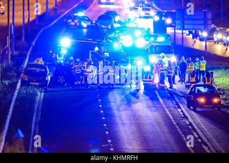 A38 zwischen Burton on Trent und Derby, UK. 17. November 2017. Ein schwerer Unfall auf der A 38, wo es mit der A 50, zwischen Burton on Trent und Derby; mehrere Autos beteiligt, Feuer Besatzungen hatten offene Wagen so zu schneiden, dass Sanitäter könnte die mehrere Opfer behandeln; Polizei, Krankenwagen und Feuerwehr sind auf den Vorfall und es ist noch nicht abgeschlossen. Credit: NewsImages/Alamy leben Nachrichten Stockfoto