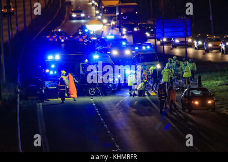 A38 zwischen Burton on Trent und Derby, UK. 17. November 2017. Ein schwerer Unfall auf der A 38, wo es mit der A 50, zwischen Burton on Trent und Derby; mehrere Autos beteiligt, Feuer Besatzungen hatten offene Wagen so zu schneiden, dass Sanitäter könnte die mehrere Opfer behandeln; Polizei, Krankenwagen und Feuerwehr sind auf den Vorfall und es ist noch nicht abgeschlossen. Credit: NewsImages/Alamy leben Nachrichten Stockfoto