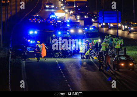 A38 zwischen Burton on Trent und Derby, UK. 17. November 2017. Ein schwerer Unfall auf der A 38, wo es mit der A 50, zwischen Burton on Trent und Derby; mehrere Autos beteiligt, Feuer Besatzungen hatten offene Wagen so zu schneiden, dass Sanitäter könnte die mehrere Opfer behandeln; Polizei, Krankenwagen und Feuerwehr sind auf den Vorfall und es ist noch nicht abgeschlossen. Credit: NewsImages/Alamy leben Nachrichten Stockfoto