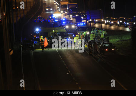 A38 zwischen Burton on Trent und Derby, UK. 17. November 2017. Ein schwerer Unfall auf der A 38, wo es mit der A 50, zwischen Burton on Trent und Derby; mehrere Autos beteiligt, Feuer Besatzungen hatten offene Wagen so zu schneiden, dass Sanitäter könnte die mehrere Opfer behandeln; Polizei, Krankenwagen und Feuerwehr sind auf den Vorfall und es ist noch nicht abgeschlossen. Credit: NewsImages/Alamy leben Nachrichten Stockfoto