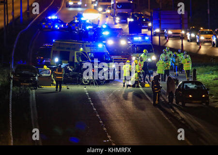 A38 zwischen Burton on Trent und Derby, UK. 17. November 2017. Ein schwerer Unfall auf der A 38, wo es mit der A 50, zwischen Burton on Trent und Derby; mehrere Autos beteiligt, Feuer Besatzungen hatten offene Wagen so zu schneiden, dass Sanitäter könnte die mehrere Opfer behandeln; Polizei, Krankenwagen und Feuerwehr sind auf den Vorfall und es ist noch nicht abgeschlossen. Credit: NewsImages/Alamy leben Nachrichten Stockfoto