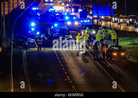 A38 zwischen Burton on Trent und Derby, UK. 17. November 2017. Ein schwerer Unfall auf der A 38, wo es mit der A 50, zwischen Burton on Trent und Derby; mehrere Autos beteiligt, Feuer Besatzungen hatten offene Wagen so zu schneiden, dass Sanitäter könnte die mehrere Opfer behandeln; Polizei, Krankenwagen und Feuerwehr sind auf den Vorfall und es ist noch nicht abgeschlossen. Credit: NewsImages/Alamy leben Nachrichten Stockfoto