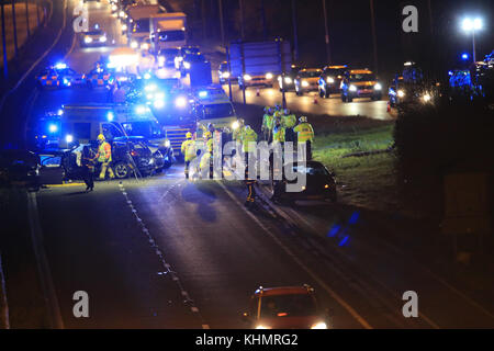 A38 zwischen Burton on Trent und Derby, UK. 17. November 2017. Ein schwerer Unfall auf der A 38, wo es mit der A 50, zwischen Burton on Trent und Derby; mehrere Autos beteiligt, Feuer Besatzungen hatten offene Wagen so zu schneiden, dass Sanitäter könnte die mehrere Opfer behandeln; Polizei, Krankenwagen und Feuerwehr sind auf den Vorfall und es ist noch nicht abgeschlossen. Credit: NewsImages/Alamy leben Nachrichten Stockfoto