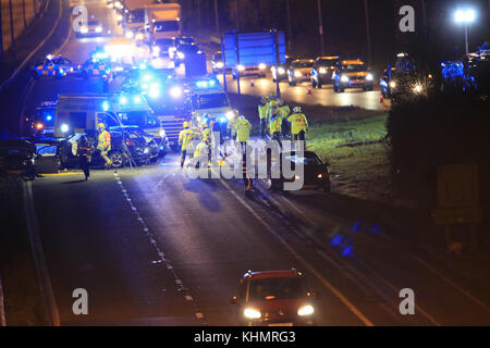 A38 zwischen Burton on Trent und Derby, UK. 17. November 2017. Ein schwerer Unfall auf der A 38, wo es mit der A 50, zwischen Burton on Trent und Derby; mehrere Autos beteiligt, Feuer Besatzungen hatten offene Wagen so zu schneiden, dass Sanitäter könnte die mehrere Opfer behandeln; Polizei, Krankenwagen und Feuerwehr sind auf den Vorfall und es ist noch nicht abgeschlossen. Credit: NewsImages/Alamy leben Nachrichten Stockfoto