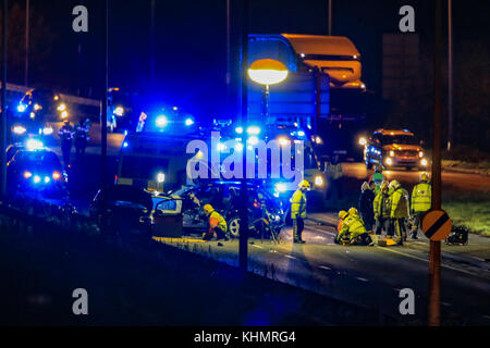 A38 zwischen Burton on Trent und Derby, UK. 17. November 2017. Ein schwerer Unfall auf der A 38, wo es mit der A 50, zwischen Burton on Trent und Derby; mehrere Autos beteiligt, Feuer Besatzungen hatten offene Wagen so zu schneiden, dass Sanitäter könnte die mehrere Opfer behandeln; Polizei, Krankenwagen und Feuerwehr sind auf den Vorfall und es ist noch nicht abgeschlossen. Credit: NewsImages/Alamy leben Nachrichten Stockfoto