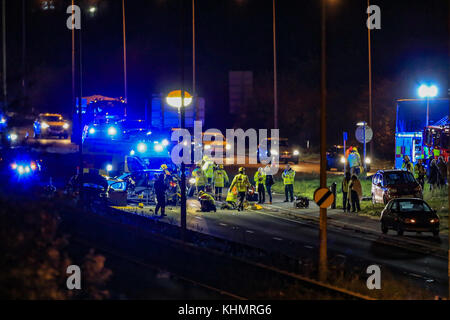 A38 zwischen Burton on Trent und Derby, UK. 17. November 2017. Ein schwerer Unfall auf der A 38, wo es mit der A 50, zwischen Burton on Trent und Derby; mehrere Autos beteiligt, Feuer Besatzungen hatten offene Wagen so zu schneiden, dass Sanitäter könnte die mehrere Opfer behandeln; Polizei, Krankenwagen und Feuerwehr sind auf den Vorfall und es ist noch nicht abgeschlossen. Credit: NewsImages/Alamy leben Nachrichten Stockfoto