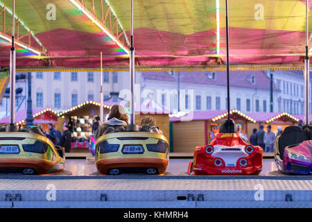 Siebenbürgen, Rumänien. 17. November 2017. Sibiu, Rumänien: eine Mutter und ihre Tochter warten in einer Stoßstange Auto an der hermannstädter Weihnachtsmarkt auf November 2017 Credit: ungureanu Vadim/alamy leben Nachrichten Stockfoto