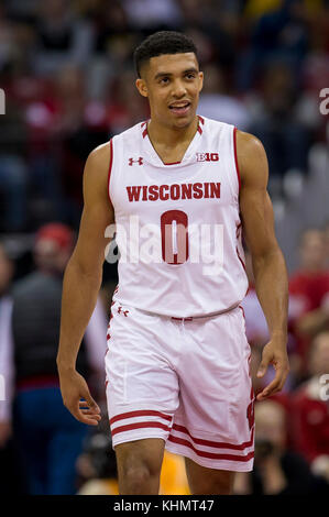 Madison, WI, USA. 16 Nov, 2017. Wisconsin Dachse guard D'Mitrik Trice #0 während der NCAA Basketball Spiel zwischen den Xavier Musketeers und die Wisconsin Badgers in der Kohl Center in Madison, WI. Xavier besiegt Wisconsin 85-03. John Fisher/CSM/Alamy leben Nachrichten Stockfoto