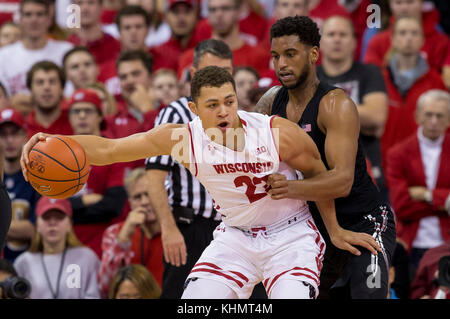 Madison, WI, USA. 16 Nov, 2017. Wisconsin Dachse guard Kobe König #23 Beiträge während der NCAA Basketball Spiel zwischen den Xavier Musketeers und die Wisconsin Badgers in der Kohl Center in Madison, WI. Xavier besiegt Wisconsin 85-03. John Fisher/CSM/Alamy leben Nachrichten Stockfoto