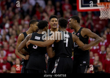 Madison, WI, USA. 16 Nov, 2017. Xavier Spieler Unordnung, um während der letzten Sekunden des NCAA Basketball Spiel zwischen den Xavier Musketeers und die Wisconsin Badgers in der Kohl Center in Madison, WI. Xavier besiegt Wisconsin 85-03. John Fisher/CSM/Alamy leben Nachrichten Stockfoto