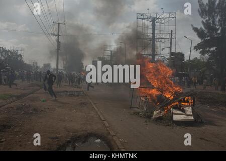 Nairobi, Nairobi County, Kenia. November 2017. Brennende Straßenbarrikade während des Protestes. Quelle: Jan Husar/SOPA/ZUMA Wire/Alamy Live News Stockfoto