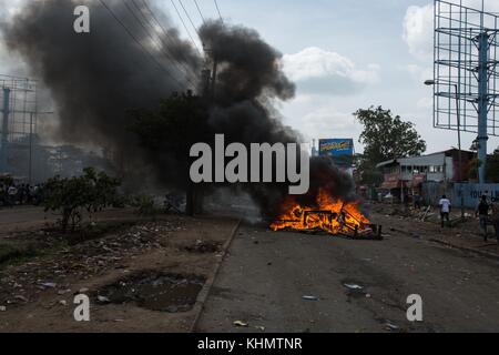 Nairobi, Nairobi County, Kenia. November 2017. Brennende Straßenbarrikade während des Protestes. Quelle: Jan Husar/SOPA/ZUMA Wire/Alamy Live News Stockfoto