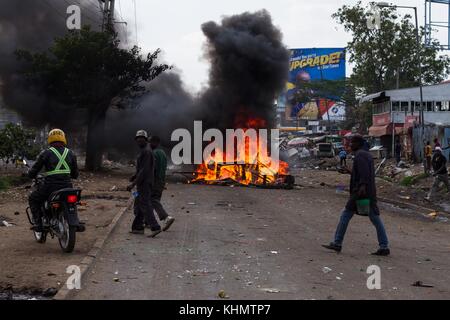 Nairobi, Nairobi, Kenia. 17. Nov, 2017. brennen Straße Barrikade während des Protestes gesehen. Credit: Jan husar/Sopa/zuma Draht/alamy leben Nachrichten Stockfoto