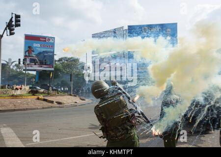 Nairobi, Nairobi, Kenia. 17. Nov, 2017. schlecht zeitgesteuerte Anti-riot Granate in die Hände der Polizisten explodierte. Credit: Jan husar/Sopa/zuma Draht/alamy leben Nachrichten Stockfoto