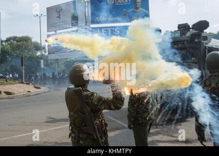 Nairobi, Nairobi County, Kenia. November 2017. Anti-Aufruhr-Granate mit schlechter Zeit explodierte in den Händen des Polizisten. Quelle: Jan Husar/SOPA/ZUMA Wire/Alamy Live News Stockfoto