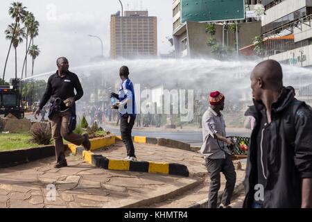 Nairobi, Nairobi County, Kenia. November 2017. Tränengas wird von der Polizei von Nairobi aus einem Wasserkanon auf einem Kreisverkehr am Uhuru Highway gesprüht. Quelle: Jan Husar/SOPA/ZUMA Wire/Alamy Live News Stockfoto