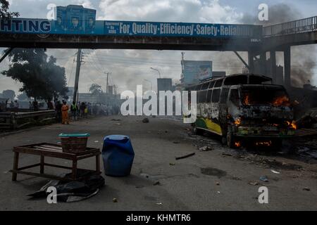 Nairobi, Nairobi County, Kenia. November 2017. Burning Matatu, ein Fahrzeug für öffentliche Verkehrsmittel. Die Leute haben ein altes, unbenutztes Matatu-Fahrzeug angezündet. Quelle: Jan Husar/SOPA/ZUMA Wire/Alamy Live News Stockfoto