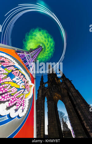 Edinburgh, Schottland, Großbritannien. 18. November 2017. Die Star Flyer Fahrt in die Princes Street Gardens bietet eine spektakuläre Aussicht auf die Stadt mit seiner Lage neben dem Scott Monument in die Princes Street Gardens. Edinburgh's Christmas ist geöffnet vom 18. November 2017 bis 6. Januar 2018 Credit: Rich Dyson/alamy leben Nachrichten Stockfoto