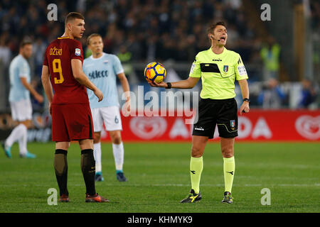 Olympiastadion, Rom, Italien. 18 Nov, 2017. Schiedsrichter gianluca Rocchi während der italienischen Serie a Fussballspiel gegen zwischen Roma und Lazio. Credit: giampiero sposito/alamy leben Nachrichten Stockfoto