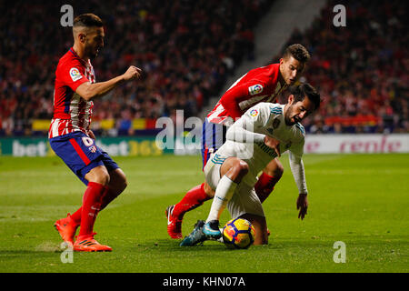 Francisco römischen Alarcon (22) von Real Madrid Spieler. Jorge Resurreccion Merodio (6) Atletico de Madrid player. Lucas Hernandez Pi (19) Atletico de Madrid player. La Liga zwischen Atletico de Madrid gegen Real Madrid im Wanda Metropolitano Stadion in Madrid, Spanien, 18. November 2017. Credit: Gtres Información más Comuniación auf Linie, S.L./Alamy leben Nachrichten Stockfoto