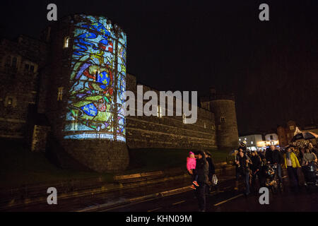 Windsor, Großbritannien. 18 Nov, 2017. die Weihnachtsbeleuchtung auf in einer regnerischen Windsor geschaltet sind. das Highlight der Anzeige ist eine Reihe von Projektionen auf das Strumpfband Turm im Schloss Windsor mit Glasmalerei und architektonischen Bilder von St George's Kapelle und Motive aus einige der Bücher in der Bibliothek der Kapelle und Archive. Credit: Mark kerrison/alamy leben Nachrichten Stockfoto