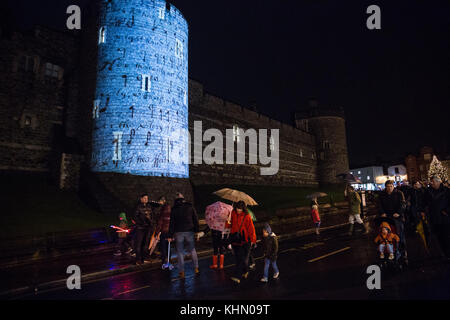 Windsor, Großbritannien. 18 Nov, 2017. die Weihnachtsbeleuchtung auf in einer regnerischen Windsor geschaltet sind. das Highlight der Anzeige ist eine Reihe von Projektionen auf das Strumpfband Turm im Schloss Windsor mit Glasmalerei und architektonischen Bilder von St George's Kapelle und Motive aus einige der Bücher in der Bibliothek der Kapelle und Archive. Credit: Mark kerrison/alamy leben Nachrichten Stockfoto