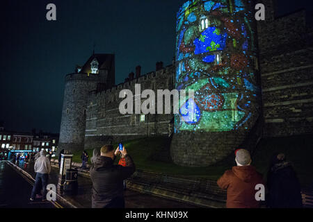 Windsor, Großbritannien. 18 Nov, 2017. die Weihnachtsbeleuchtung auf in einer regnerischen Windsor geschaltet sind. das Highlight der Anzeige ist eine Reihe von Projektionen auf das Strumpfband Turm im Schloss Windsor mit Glasmalerei und architektonischen Bilder von St George's Kapelle und Motive aus einige der Bücher in der Bibliothek der Kapelle und Archive. Credit: Mark kerrison/alamy leben Nachrichten Stockfoto