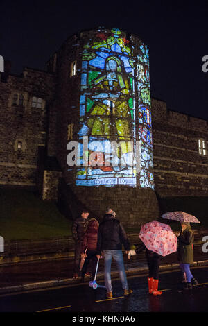 Windsor, Großbritannien. 18 Nov, 2017. die Weihnachtsbeleuchtung auf in einer regnerischen Windsor geschaltet sind. das Highlight der Anzeige ist eine Reihe von Projektionen auf das Strumpfband Turm im Schloss Windsor mit Glasmalerei und architektonischen Bilder von St George's Kapelle und Motive aus einige der Bücher in der Bibliothek der Kapelle und Archive. Credit: Mark kerrison/alamy leben Nachrichten Stockfoto