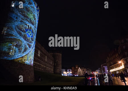 Windsor, Großbritannien. 18 Nov, 2017. die Weihnachtsbeleuchtung auf in einer regnerischen Windsor geschaltet sind. das Highlight der Anzeige ist eine Reihe von Projektionen auf das Strumpfband Turm im Schloss Windsor mit Glasmalerei und architektonischen Bilder von St George's Kapelle und Motive aus einige der Bücher in der Bibliothek der Kapelle und Archive. Credit: Mark kerrison/alamy leben Nachrichten Stockfoto