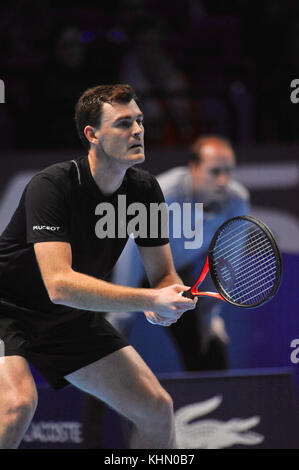 Jamie Murray (GBR) konkurrieren in der Doppelkonkurrenz in der NITTO ATP-Finale in der O2 Arena, London, UK. Der Verband der Tennisprofis Endrunden (ATP) sind das Saisonfinale und verfügen über die Top 16 Doppelzimmer Paare sowie eine Konkurrenz singles. Die Veranstaltung ist die zweithöchste Stufe des Herrentennis Turnier nach den vier Grand Slam Turniere. Peter Fleming und John McEnroe halten den Rekord für die meisten verdoppelt Titel, mit sieben Siegen. Die Veranstaltung zieht mehr als eine viertel Million Zuschauer, sowie die Generierung eines weltweiten TV-zuschauerzahlen von mehr als 100 Millionen. Stockfoto