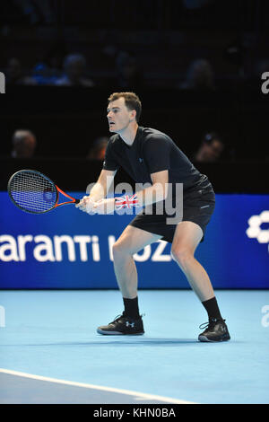 Jamie Murray (GBR) konkurrieren in der Doppelkonkurrenz in der NITTO ATP-Finale in der O2 Arena, London, UK. Der Verband der Tennisprofis Endrunden (ATP) sind das Saisonfinale und verfügen über die Top 16 Doppelzimmer Paare sowie eine Konkurrenz singles. Die Veranstaltung ist die zweithöchste Stufe des Herrentennis Turnier nach den vier Grand Slam Turniere. Peter Fleming und John McEnroe halten den Rekord für die meisten verdoppelt Titel, mit sieben Siegen. Die Veranstaltung zieht mehr als eine viertel Million Zuschauer, sowie die Generierung eines weltweiten TV-zuschauerzahlen von mehr als 100 Millionen. Stockfoto