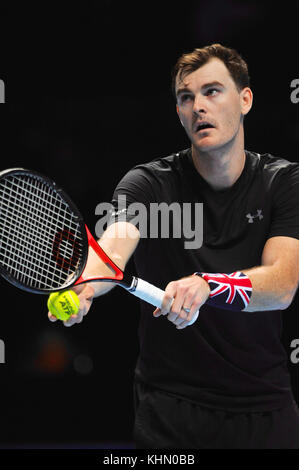 Jamie Murray (GBR) konkurrieren in der Doppelkonkurrenz in der NITTO ATP-Finale in der O2 Arena, London, UK. Der Verband der Tennisprofis Endrunden (ATP) sind das Saisonfinale und verfügen über die Top 16 Doppelzimmer Paare sowie eine Konkurrenz singles. Die Veranstaltung ist die zweithöchste Stufe des Herrentennis Turnier nach den vier Grand Slam Turniere. Peter Fleming und John McEnroe halten den Rekord für die meisten verdoppelt Titel, mit sieben Siegen. Die Veranstaltung zieht mehr als eine viertel Million Zuschauer, sowie die Generierung eines weltweiten TV-zuschauerzahlen von mehr als 100 Millionen. Stockfoto