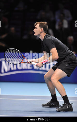 Jamie Murray (GBR) konkurrieren in der Doppelkonkurrenz in der NITTO ATP-Finale in der O2 Arena, London, UK. Der Verband der Tennisprofis Endrunden (ATP) sind das Saisonfinale und verfügen über die Top 16 Doppelzimmer Paare sowie eine Konkurrenz singles. Die Veranstaltung ist die zweithöchste Stufe des Herrentennis Turnier nach den vier Grand Slam Turniere. Peter Fleming und John McEnroe halten den Rekord für die meisten verdoppelt Titel, mit sieben Siegen. Die Veranstaltung zieht mehr als eine viertel Million Zuschauer, sowie die Generierung eines weltweiten TV-zuschauerzahlen von mehr als 100 Millionen. Stockfoto