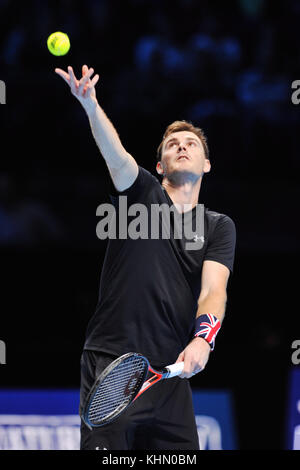 Jamie Murray (GBR) konkurrieren in der Doppelkonkurrenz in der NITTO ATP-Finale in der O2 Arena, London, UK. Der Verband der Tennisprofis Endrunden (ATP) sind das Saisonfinale und verfügen über die Top 16 Doppelzimmer Paare sowie eine Konkurrenz singles. Die Veranstaltung ist die zweithöchste Stufe des Herrentennis Turnier nach den vier Grand Slam Turniere. Peter Fleming und John McEnroe halten den Rekord für die meisten verdoppelt Titel, mit sieben Siegen. Die Veranstaltung zieht mehr als eine viertel Million Zuschauer, sowie die Generierung eines weltweiten TV-zuschauerzahlen von mehr als 100 Millionen. Stockfoto