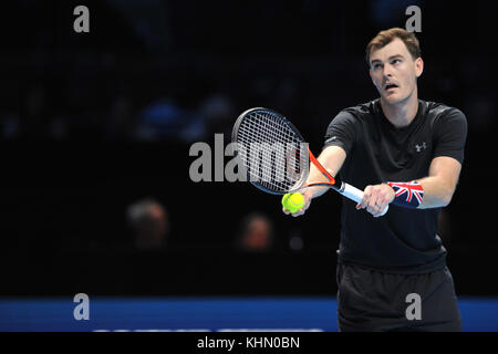 Jamie Murray (GBR) konkurrieren in der Doppelkonkurrenz in der NITTO ATP-Finale in der O2 Arena, London, UK. Der Verband der Tennisprofis Endrunden (ATP) sind das Saisonfinale und verfügen über die Top 16 Doppelzimmer Paare sowie eine Konkurrenz singles. Die Veranstaltung ist die zweithöchste Stufe des Herrentennis Turnier nach den vier Grand Slam Turniere. Peter Fleming und John McEnroe halten den Rekord für die meisten verdoppelt Titel, mit sieben Siegen. Die Veranstaltung zieht mehr als eine viertel Million Zuschauer, sowie die Generierung eines weltweiten TV-zuschauerzahlen von mehr als 100 Millionen. Stockfoto