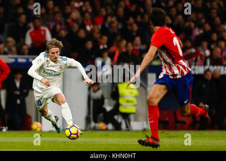 Luka Modric (10) von Real Madrid Spieler. La Liga zwischen Atletico de Madrid gegen Real Madrid im Wanda Metropolitano Stadion in Madrid, Spanien, 18. November 2017. Credit: Gtres Información más Comuniación auf Linie, S.L./Alamy leben Nachrichten Stockfoto