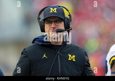 Madison, WI, USA. 18 Nov, 2017. Michigan Head Coach Jim Harbaugh schaut während der NCAA Football Spiel zwischen den Michigan Wolverines und die Wisconsin Badgers in Camp Randall Stadium in Madison, WI. Wisconsin besiegt Michigan 24-10. John Fisher/CSM/Alamy leben Nachrichten Stockfoto