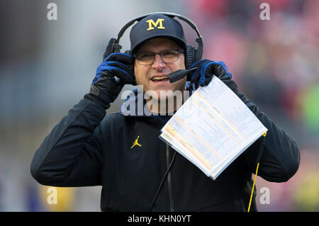 Madison, WI, USA. 18 Nov, 2017. Michigan Head Coach Jim Harbaugh während der NCAA Football Spiel zwischen den Michigan Wolverines und die Wisconsin Badgers in Camp Randall Stadium in Madison, WI. Wisconsin besiegt Michigan 24-10. John Fisher/CSM/Alamy leben Nachrichten Stockfoto