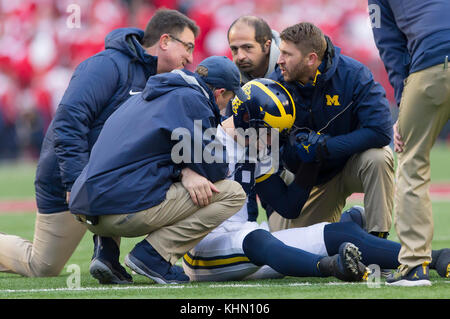 Madison, WI, USA. 18 Nov, 2017. Michigan Wolverines Quarterback Brandon Peters #18 ist vom medizinischen Personal während der NCAA Football Spiel zwischen den Michigan Wolverines und die Wisconsin Badgers in Camp Randall Stadium in Madison, WI behandelt. Wisconsin besiegt Michigan 24-10. John Fisher/CSM/Alamy leben Nachrichten Stockfoto