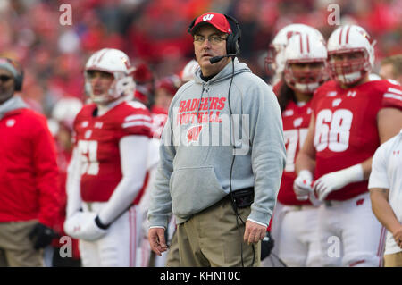 Madison, WI, USA. 18 Nov, 2017. Wisconsin Head Coach Paul Chryst schaut in den letzten Minuten der NCAA Football Spiel zwischen den Michigan Wolverines und die Wisconsin Badgers in Camp Randall Stadium in Madison, WI. Wisconsin besiegt Michigan 24-10. John Fisher/CSM/Alamy leben Nachrichten Stockfoto