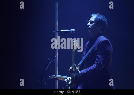 London, Großbritannien. 18 Nov, 2017. Troy van Leeuwen von Queens of the Stone Age live auf der Bühne der Wembley Arena in London. foto Datum: Samstag, 18. November 2017. Quelle: Roger Garfield/alamy leben Nachrichten Stockfoto