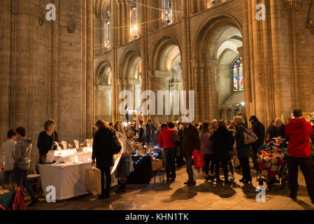 Ely Cathedral, Ely, Großbritannien. 18 Nov, 2017. Besucher der Kathedrale von Ely Weihnachtsgeschenk & Food Fair, einem beliebten Weihnachtsmarkt mit verschiedenen Verkaufsständen in der berühmten Kathedrale entfernt. Quelle: nicola Ferrari/alamy leben Nachrichten Stockfoto