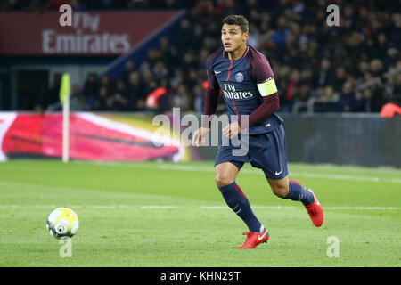 Paris, Frankreich. 18 Nov, 2017. thiago Silva in Aktion während der französischen Ligue 1 Fußballspiel zwischen Paris St. Germain (psg) und FC Nantes im Parc des Princes. Credit: Nicolas briketts/Sopa/zuma Draht/alamy leben Nachrichten Stockfoto