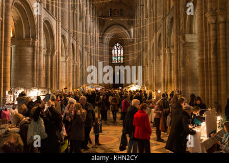 Ely Cathedral, Ely, Großbritannien. November 2017. Besucher der Ely Cathedral Christmas Gift & Food Fair, einem beliebten Weihnachtsmarkt mit mehreren Verkaufsständen in der berühmten Kathedrale. Quelle: Nicola Ferrari/Alamy Live News Stockfoto