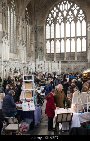 Ely Cathedral, Ely, Großbritannien. November 2017. Besucher der Ely Cathedral Christmas Gift & Food Fair, einem beliebten Weihnachtsmarkt mit mehreren Verkaufsständen in der berühmten Kathedrale. Quelle: Nicola Ferrari/Alamy Live News Stockfoto