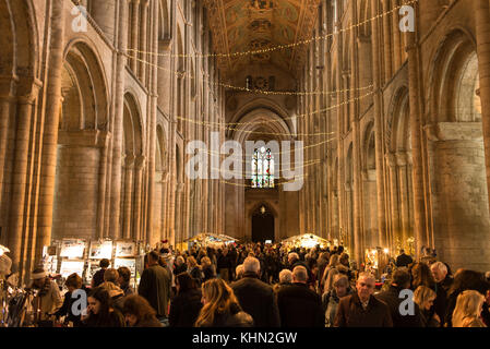 Ely Cathedral, Ely, Großbritannien. November 2017. Besucher der Ely Cathedral Christmas Gift & Food Fair, einem beliebten Weihnachtsmarkt mit mehreren Verkaufsständen in der berühmten Kathedrale. Quelle: Nicola Ferrari/Alamy Live News Stockfoto