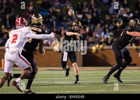 Winston-Salem, NC, USA. 18 Nov, 2017. John Wolford (10) des Wake Forest geht auf Scotty Washington (7) Im zweiten Quartal des NCAA matchup zwischen NC Zustand und Wake Forest bei BB&T Feld in Winston-Salem, NC. (Scott Kinser/Cal Sport Media) Credit: Csm/Alamy leben Nachrichten Stockfoto